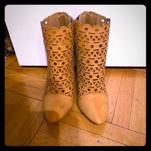 Neutral/tan booties
